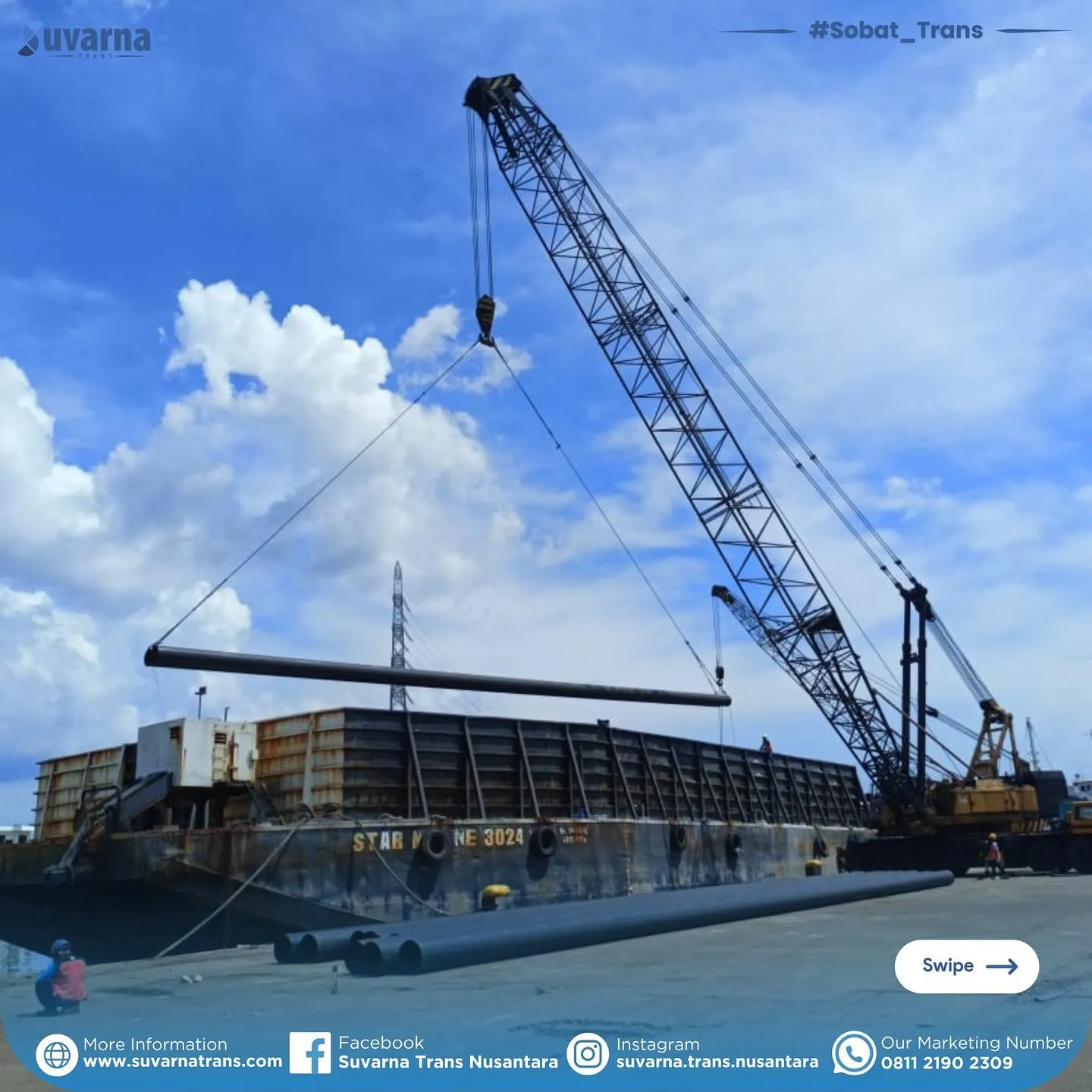 Crane mengangkat tiang pancang baja ke atas tongkang di pelabuhan muat